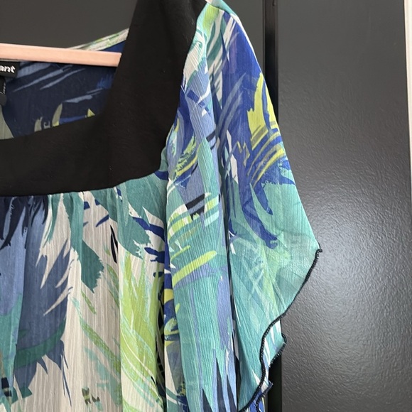 Lane Bryant Blue/Green Cap Sleeve Tropical Blouse w/Tank Top. Size 18/20 - Picture 3 of 9